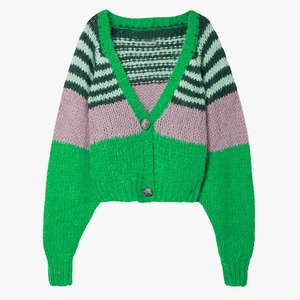 Venta al por mayor cuello en V de invierno de punto Crop Cardigan Hermandades Fraternidad Patchwork Street Wear Casual de invierno de las mujeres - Product Image 6