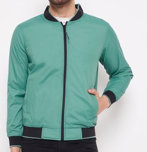 Chaqueta universitaria ajustada de lujo personalizada para hombre en vaquero Negro estilo Letterman informal de invierno con mangas de cuero teñido cierre de cremallera - Product Image 2