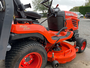 Tondeuse à gazon Kubota neuve et d'occasion, durable, avec plateau de coupe de 60 pouces. Tondeuse rotative autoportée Kubota G26-II. - Product Image 4