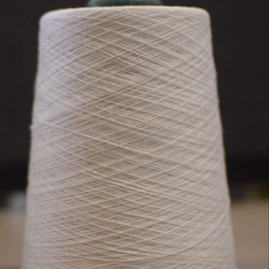 Fil à tricoter en polyester vierge recyclable à haute ténacité, filé en anneau, teint en blanc brut, 10/1 Ne pour le tricot et le tissage, commande en gros - Product Image 1