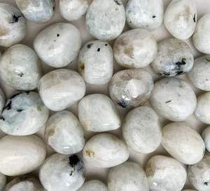 หินมูนสโตนขัดเงาทำมือ ลดราคาพิเศษ สำหรับการผ่อนคลาย สมดุลอารมณ์ และการบำบัดด้วยคริสตัล มีจำหน่ายแล้ว - Product Image 2