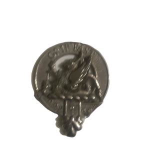 Écusson du blason du clan écossais Mac Duff. Traditionnellement, ces badges sont portés sur un bonnet ou un kilt, ou utilisés comme une broche. - Product Image 1