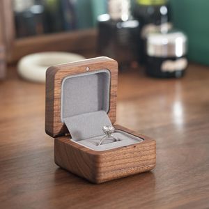 Boîte à bagues en bois faite à la main petit étui carré pour propositions boîte à bagues en noyer pour mariage Mini boîte à bagues de fiançailles fente unique - Product Image 2