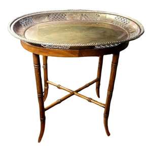 Bandeja de metal de lujo moderna con soporte para la decoración del hogar Premium bandeja con acabado pulido plateado forma y tamaño personalizados - Product Image 1