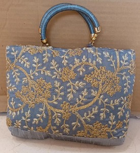 กระเป๋าผ้าไหมโพลี่ปักด้วยมือจากนักออกแบบที่หรูหราคุณภาพระดับพรีเมี่ยมสำหรับปีใหม่เทศกาลดิวาลีของขวัญงานแต่งงานงานเลี้ยงสีสันสดใส - Product Image 3