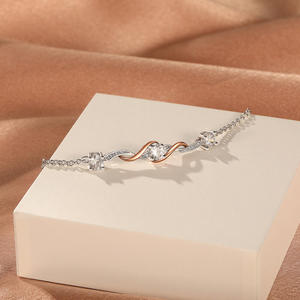 สร้อยข้อมือ Jeulia Amore แบบสองสีประดับด้วยหินสามเม็ด - Product Image 5