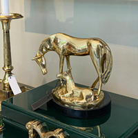 Sculpture de tigre en aluminium ultime, aspect classique, finition dorée brillante, sculpture attrayante et unique pour la décoration de sol