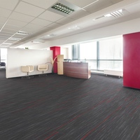 Dalles de moquette en nylon commerciales 25x100cm à motif linéaire pour bureaux modernes et halls d'accueil – Revêtement de sol modulaire silencieux