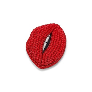 Broche de labios rojos con dientes bordado a mano y broche de moda con cuentas de alambre de lingotes - Product Image 2