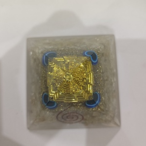 Vente en gros Fait à la main Citrine Orgone Pyramide Orgonite avec spirale dorée pour la guérison énergétique Pyramide Bureau et décoration de la maison - Product Image 4