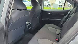 Toyota Camry LE Automatique FWD 2022 d'occasion, essence/électrique, moteur 4L, sièges en cuir, intérieur foncé, caméra de recul, pneus R16 - Product Image 3