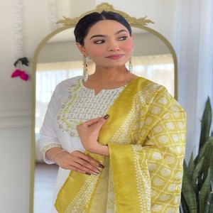 Conjunto étnico Kurti con bordado de seda romana Kurti con interior, estampado Dupatta y parte inferior para un aspecto elegante - Product Image 3