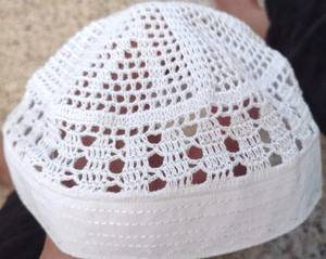 หมวกคลุมศีรษะสำหรับสวดมนต์ของผู้ชายมุสลิม ถักมือ ขายดีที่สุด คุฟฟี่ โคปิอาห์ ผ้าฝ้ายพรีเมียม 100% ปรับขนาดได้ เหมาะสำหรับทุกโอกาส สวมใส่สบายทุกฤดู - Product Image 2