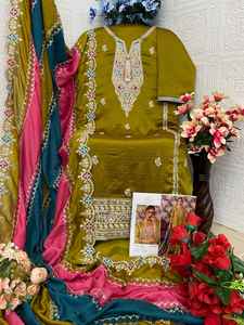 Vichitra lourd avec broderie Codding Séquence Travail Costume pakistanais pour les festivals et les fêtes Disponible à un prix abordable - Product Image 2