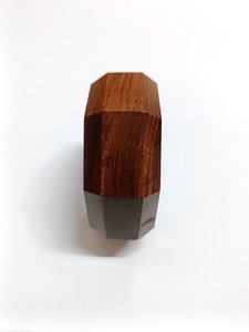 Brazaletes de madera hechos a mano de la mejor calidad con motivos tribales Joyería de declaración única para trajes bohemios Disponible al mejor precio - Product Image 5