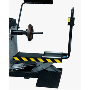 Équilibreuse de roues pour camions Corghi Service Pro 150 avec élévateur – Équipement efficace d'alignement de roues pour ateliers de pneus - Product Image 2