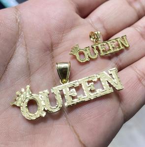 จี้มงกุฎควีนสคริปต์ทองคำ 10K สีเหลือง - ผิวสัมผัสแบบมีเท็กซ์เจอร์ - Product Image 3