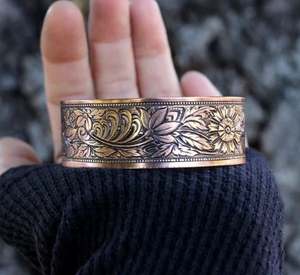 กำไลข้อมือทองแดงแท้ทำมือ ลายดอกไม้ เป็นมิตรกับสิ่งแวดล้อม ดีไซน์ทันสมัย ปรับขนาดและโลโก้ได้ สำหรับผู้หญิง โดยช่างฝีมือ - Product Image 5