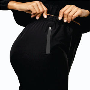 Pantalon de survêtement tissé en polyamide 85% élasthanne 15% Pantalon de survêtement noir pour femme avec 2 poches zippées dissimulées et détails de marque personnalisés - Product Image 5