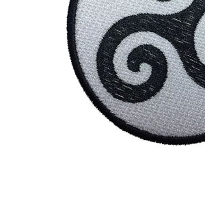 Parches con Logotipo de Moda Personalizados a Precio Económico, Precio al por Mayor, Diseño Personalizado, Parches Bordados a Mano con MOQ Bajo - Product Image 2