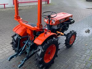 Potente Tractor Utilitario Compacto Diésel Kubota B700, Equipo Agrícola con PTO, Rendimiento Comercial de Alta Resistencia - Product Image 6