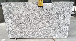 Losas de granito gris y blanco modernas de Silver Falls, cocina de lujo para comedor al aire libre, venta de fábrica india, Exportación para sala de estar Exterior - Product Image 5