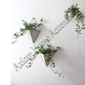 Elegante maceta colgante con cadenas de metal para plantas pequeñas, perfecta para el diseño moderno del hogar y el jardín de Axiom Home Accents - Product Image 6
