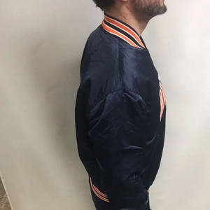 Veste en toile décontractée d'inspiration universitaire avec doublure en satin lisse, écologique, style streetwear d'hiver - Product Image 6