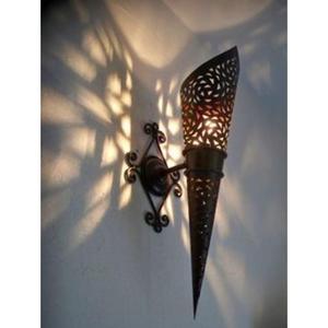 Linterna decorativa de hierro metálico con detalles de inspiración marroquí hechos a mano para bodas y decoración festiva - Product Image 2