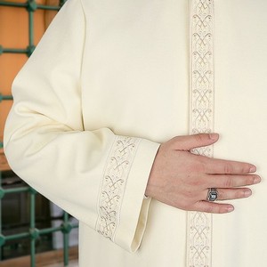 Imame Thobe de conception royale en lin avec des détails de manches longues anti-plis faits à la main pour un look majestueux - Product Image 4