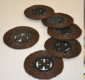 Un grupo de posavasos de madera natural con una forma orgánica e irregular, que muestra diferentes tonos donde la veta de la madera se encuentra - Product Image 4