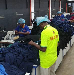 Haute qualité 240GSM coton lourd surdimensionné hommes T-Shirt à manches courtes à la mode solide motif sérigraphie grande taille T-Shirt - Product Image 1