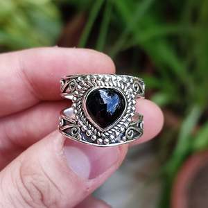 Bague en argent sterling 925 avec onyx noir, faite à la main, pierre de naissance de juillet, bijou de promesse incrusté d'une pierre précieuse naturelle en onyx noir en forme de cœur - Product Image 2