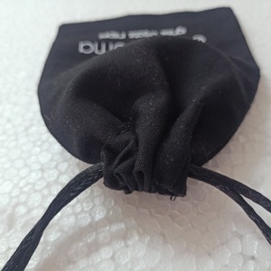 Sacs à cordon en coton imprimés avec logo personnalisé de couleur noire avec cordon noir et logo imprimé en couleur blanche idéal pour les promotions - Product Image 6