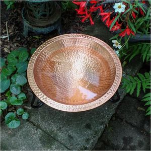 Baño decorativo para pájaros con lavabo de cobre martillado con superficie brillante y reflectante, soportado por un soporte de metal negro con patas curvas - Product Image 2