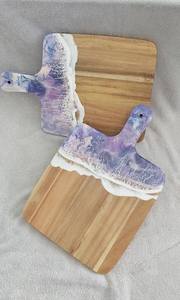 Planche à découper artistique en résine et en bois conçue pour les chefs qui apprécient les matériaux durables mélangés à un décor de cuisine moderne - Product Image 2