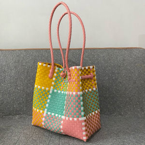 Vente en gros de sacs à main de plage d'été tissés à la main pour femmes en matière plastique recyclée tissée d'Indonésie - Product Image 1