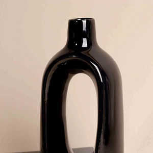 Vase en grès noir contemporain fait main motif floral, design minimaliste pour table ou sol, idéal pour la décoration de mariage - Product Image 1