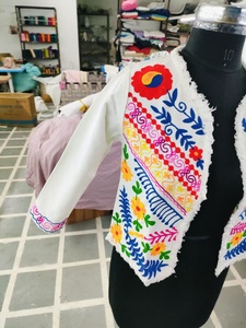 Chaqueta Corta Bordada a Mano con Flecos para Mujer, Estilo Bohemio Chic, Ideal para la Playa en Verano - Product Image 4