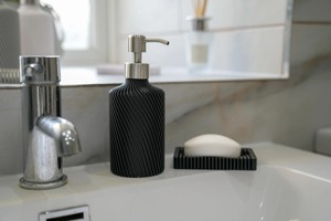 Dispensador de loción en cobre con acabado de chocolate antiguo Perfecto para accesorios de baño elegantes y botella de jabón líquido - Product Image 3