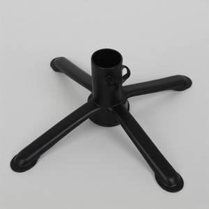 Élégant support d'arbre en métal plaqué argent avec détail sculpté travail artisanal offrant une présence saisonnière décorative et festive - Product Image 3