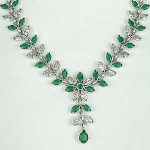 Elegante Juego de Collar y Aretes de Plata Ayushi con Esmeralda Semipreciosa y Circonita en Forma de Flor y Pétalos para Bodas - Product Image 3