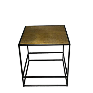Table d'appoint carrée en aluminium et fer finis plaqués or Plateau en aluminium coulé fait à la main pour le salon et la chambre à coucher - Product Image 3