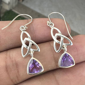 Boucles d'oreilles pendantes en argent 925 avec pierre précieuse en améthyste naturelle taille trillion en gros pour femmes - Product Image 5