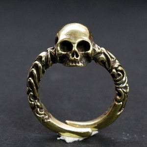 Dernières bagues unisexes plaquées or 18 carats à la mode bijoux de mode faits à la main avec conception de sculpture de crâne pour les fêtes de fiançailles - Product Image 1