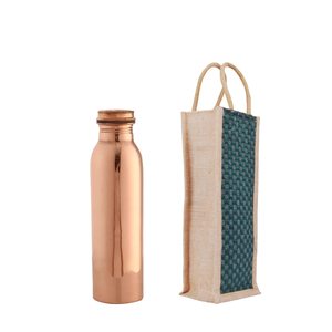 Botella de agua de cobre de diseño altamente notable con bolsa de yute duradera Tamaño estándar disponible para vender regalos en cualquier función - Product Image 1