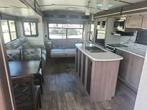 Caravane teardrop tout-terrain personnalisée 2022 Crossroads S-u-n-s-e-t T-r-a-i-l 330SI avec remorque de camping-car coulissante - Product Image 3