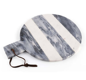 Tabla de charcutería con acento de mármol y madera negra Lexi Home con mango, tabla de cortar de mármol, negra con acentos de madera de AYAANS - Product Image 5