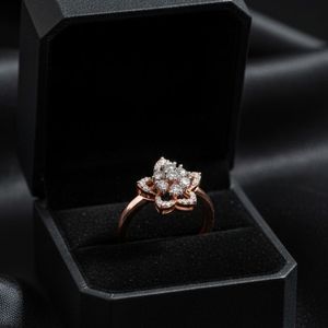 แหวนเพชรทรงดอกไม้สไตล์วินเทจ ทำจากทองคำโรสโกลด์ 14K/18K สำหรับงานแต่งงาน ครบรอบแต่งงาน หรือเป็นของขวัญหมั้น ด้วยเทคนิคการฝังแบบกรงเล็บ - Product Image 1