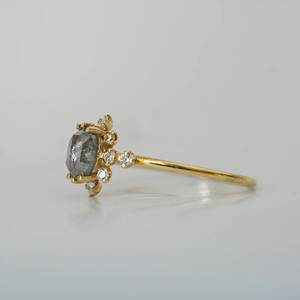 Vente en gros de bagues de fiançailles en argent sterling 925 avec bande remplie d'or 18 carats, perles de moissanite ovales à pois noirs, mariages minimalistes - Product Image 3